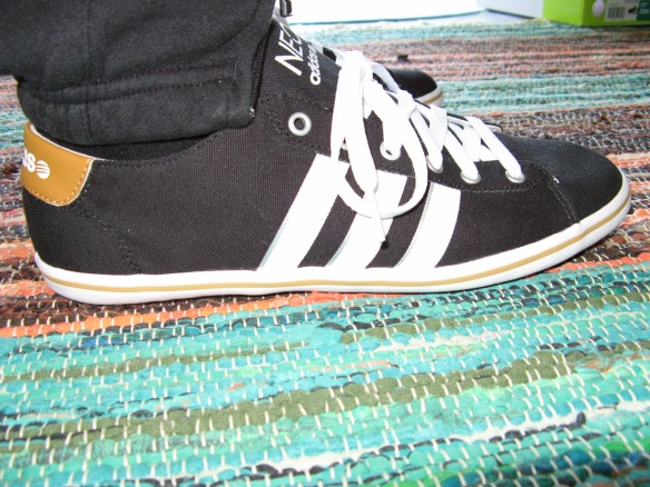 Skorna  är märket NEO Adidas från Deichmann